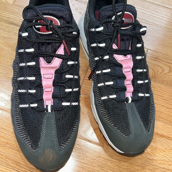 Nike Air Max 95 Red and Black Sneakers size 11 - Picture 3 of 8